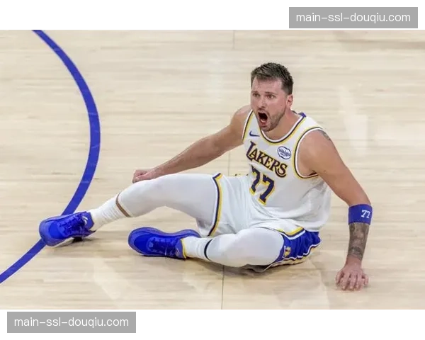 东契奇末节拒投暴露最大短板，关键时刻选择传球引争议