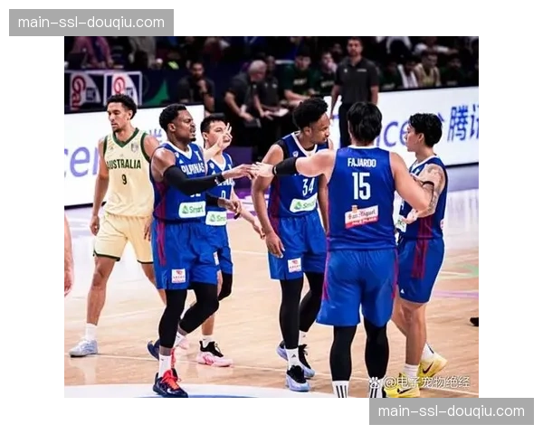 特写瞬间：终场哨响，尼斯球员集体走向客队看台，感谢远征球迷对防守战术的支持