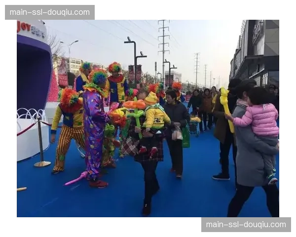 “公开训练日吸引数千名粉丝，墨西哥城赛事氛围高涨”